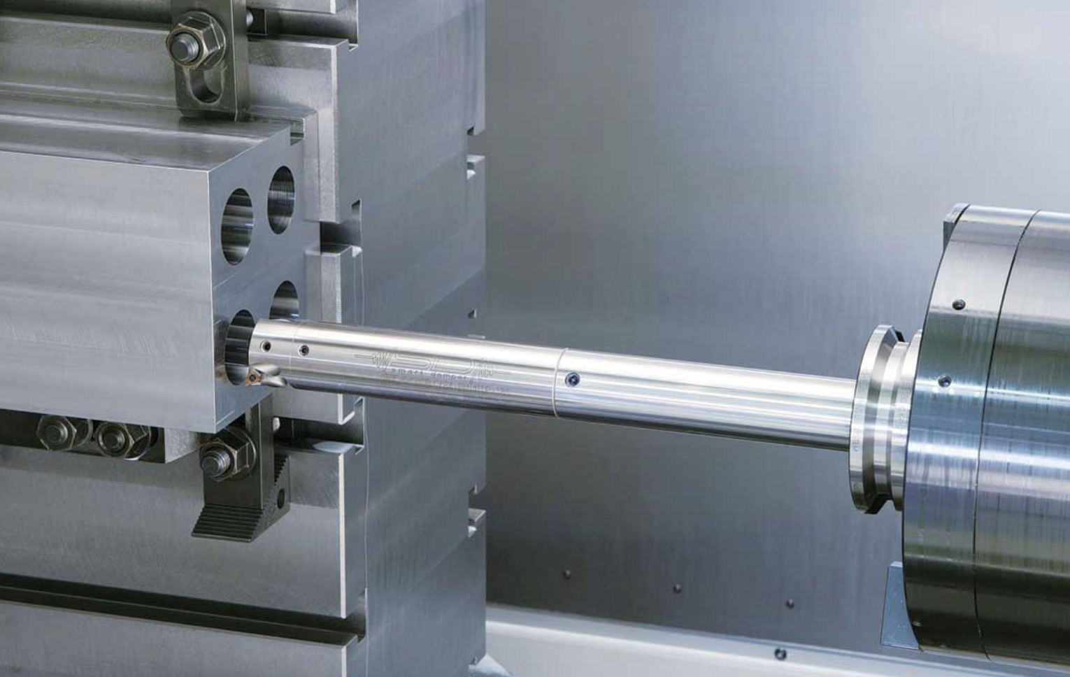 The EWN Smart Damper reduces vibrations and minimizes chatter in deep-hole finishing, leading to improved surface finishes and higher metal removal rates. Furthermore, the EWN Smart Damper supports the use of high-cutting parameters, which results in shorter cycle times and increased productivity.